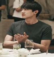 Lin Gengxin consuming alcohol